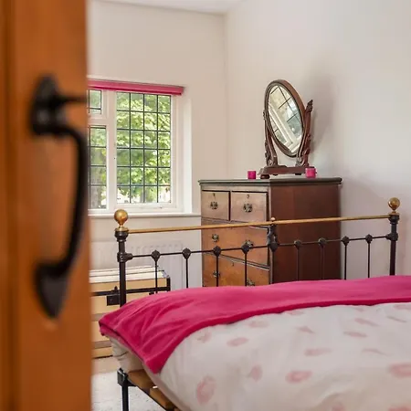 Bell - Pretty Period Dog Friendly *