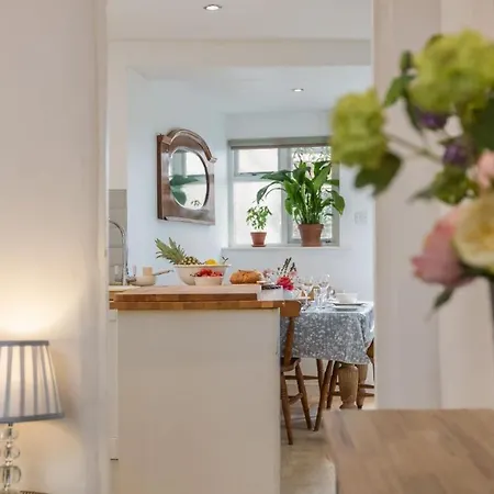 Bell - Pretty Period Dog Friendly *