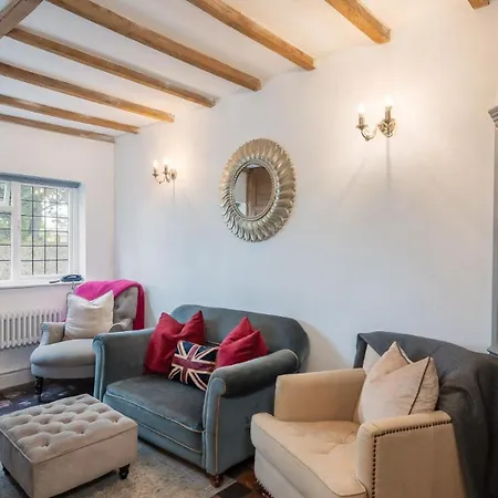 Bell - Pretty Period Dog Friendly *