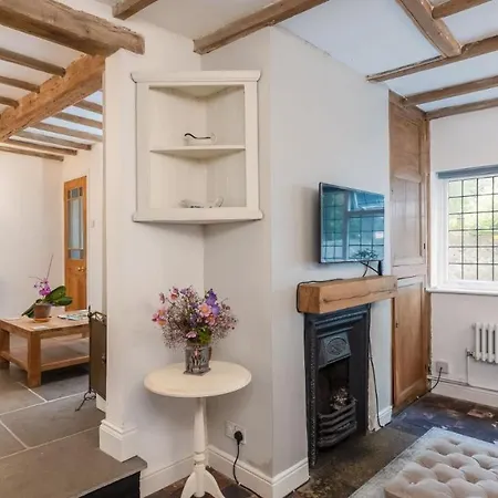 Bell - Pretty Period Dog Friendly *